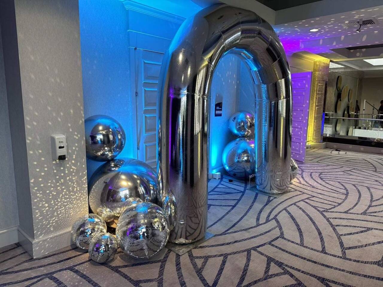 Noleggio Arco a specchio gonfiabile in pvc | COLORE ARGENTO