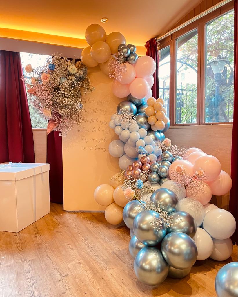 Pannello con scritta e palloncini cromati | Gender Reveal